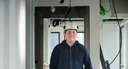 Profielfoto bij de functie monteur gas/water in de sector energie. Jonge man aan het werk in nieuwbouw.