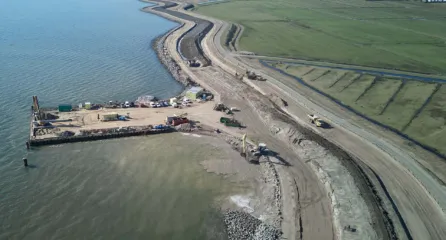 Profielfoto van bouwlocatie aan zee.