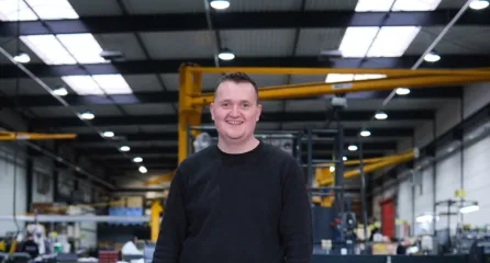 Profielfoto bij de functie productie assistent. Man in werkplaats.