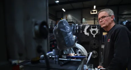 Profielfoto bij functie verspaner in de sector metaal. Metaalbewerker werkt geconcentreerd aan een machine in een industriële werkplaats.